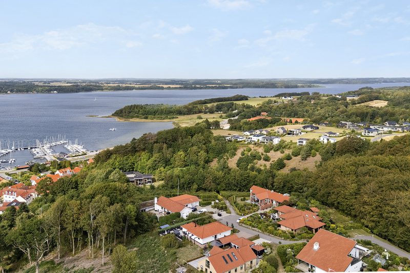 Huset set fra indkørslen