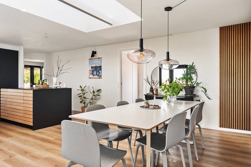 Køkken-alrum med spisebord og ovenlys