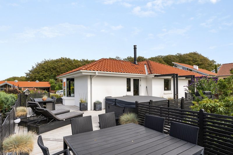 Terrassen og huset set udefra
